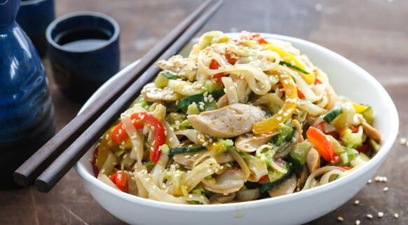 Mi nasi dengan sayur-sayuran - hidangan pertama dalam menu diet bebas gluten