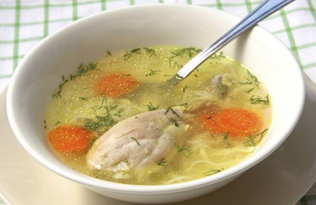 menyediakan sup sayur-sayuran dengan ayam untuk diet Dukan