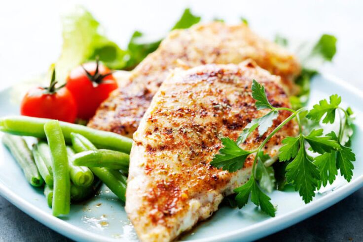 dada ayam rendah karbohidrat dengan sayur-sayuran