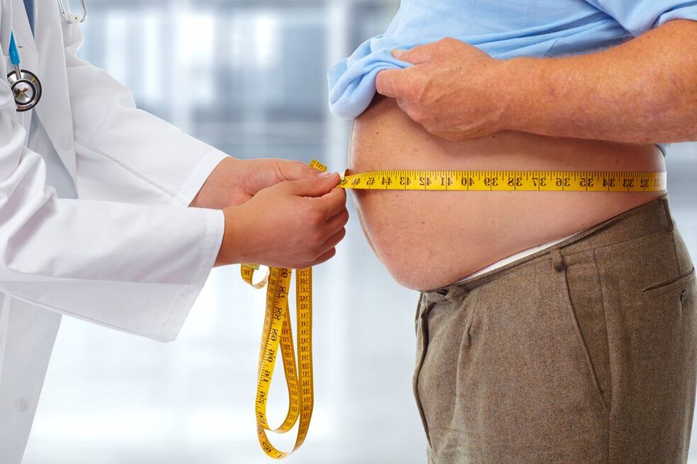 doktor mengukur pinggang pesakit dalam diet